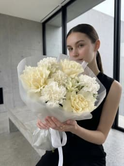 «Белоснежка» - авторский букет из французской розы и диантусов  — фото 3