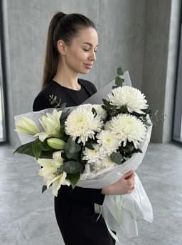 Воздушная композиция из лилии и хризантем «Белый ветер» — фото 2