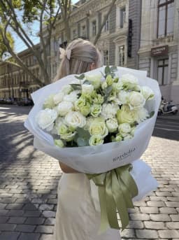 Милое признание - авторский букет из эустомы и белых роз — фото 1
