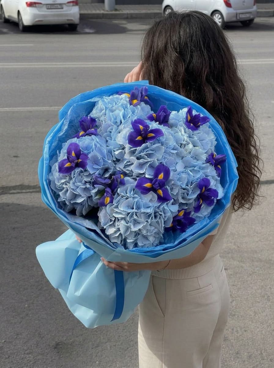 Авторский букет из ирисов и гортензии в упаковке «Синий импульс»