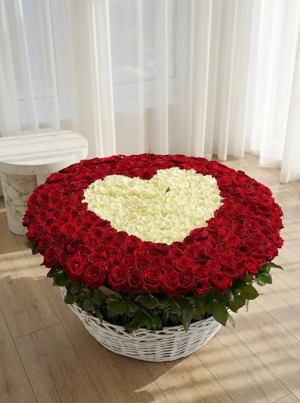 Корзина из Роз "Белое Сердце"