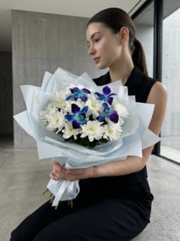 Букет цветов из хризантем и дендробиума «Лунный свет» — фото 2