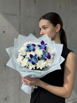 Букет цветов из хризантем и дендробиума «Лунный свет» — фото 1