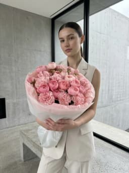 Букет цветов из диантусов и кустовой розы «Лалли поп» — фото 1